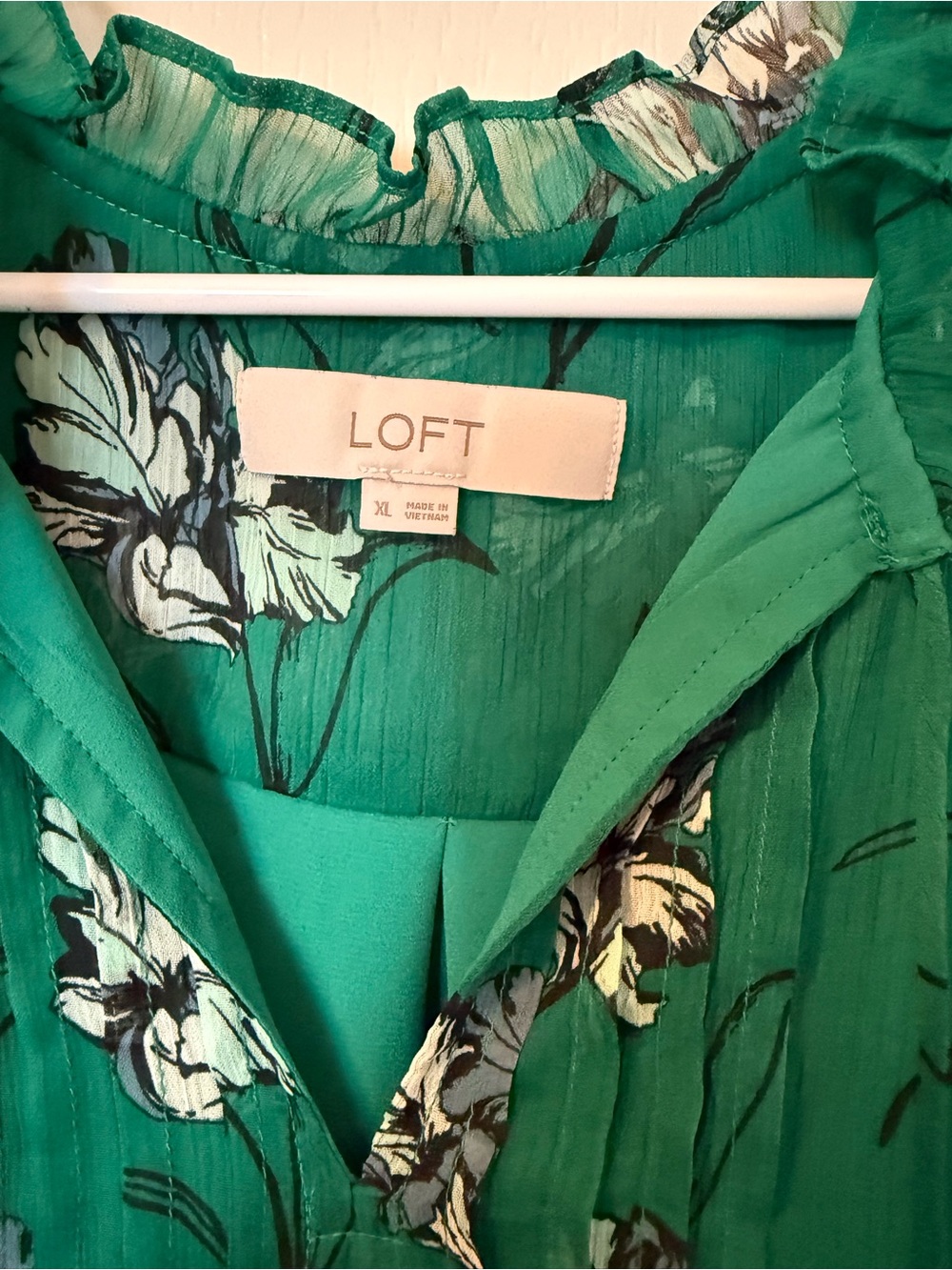 LOFT Emerald Green Floral Ruffled V-Neck Sleeveless Top - Picture 2 of 3